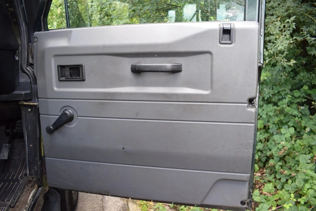 2001 Land Rover Defender 110 - Image 26 of 30