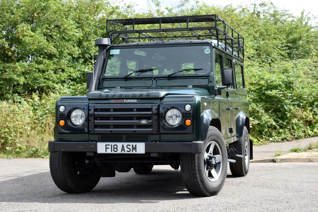 2001 Land Rover Defender 110 - Image 9 of 30