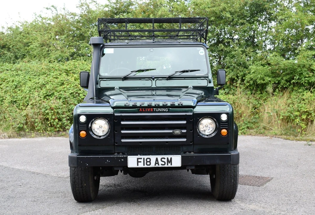 2001 Land Rover Defender 110 - Image 7 of 30