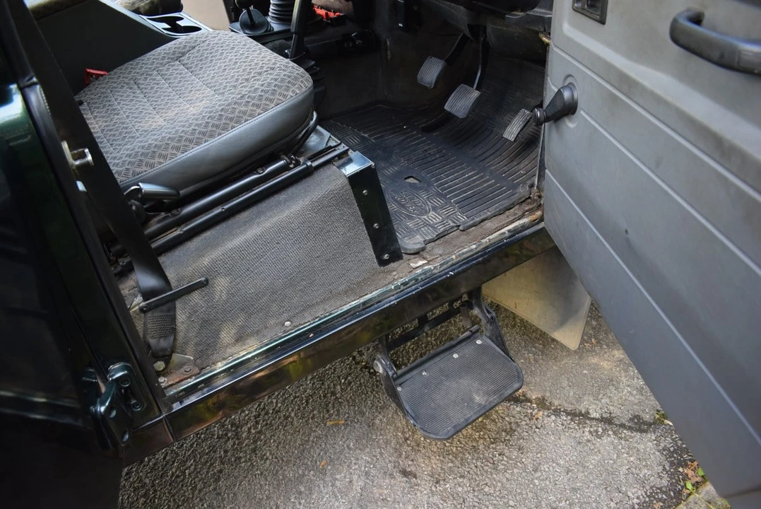 2001 Land Rover Defender 110 - Image 25 of 30
