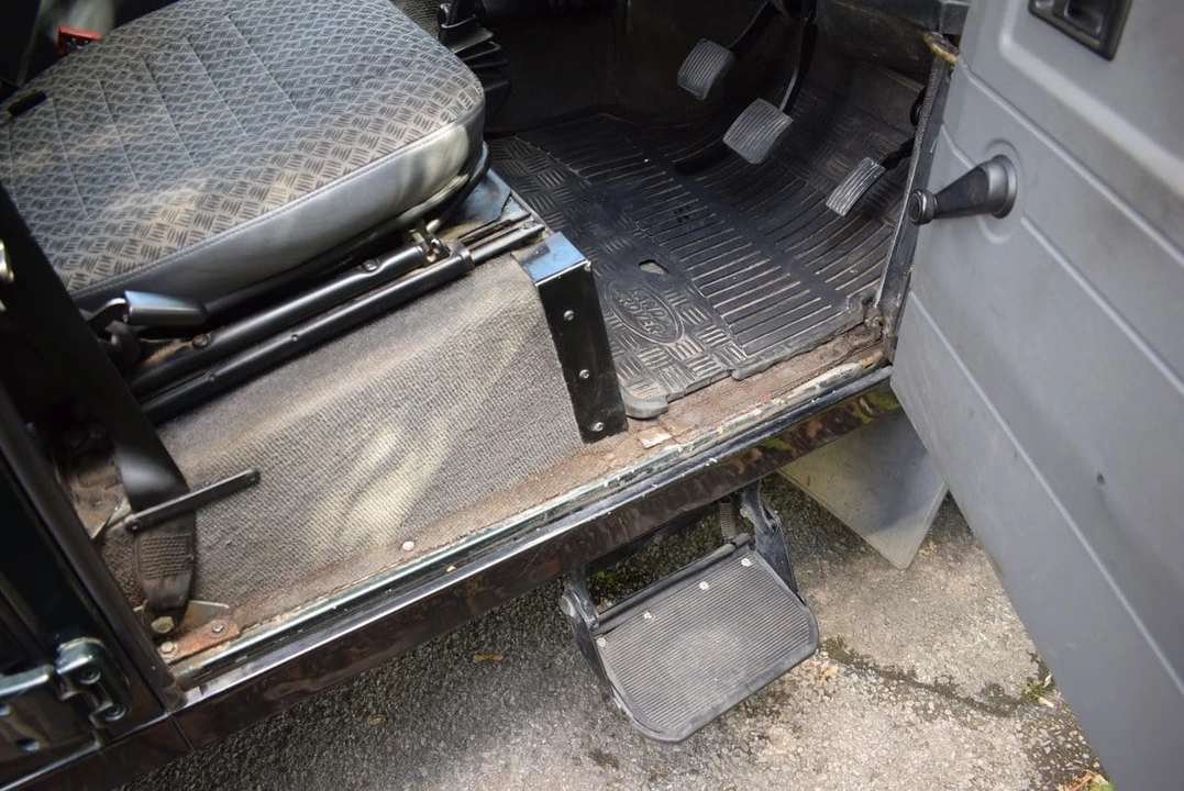 2001 Land Rover Defender 110 - Image 27 of 30