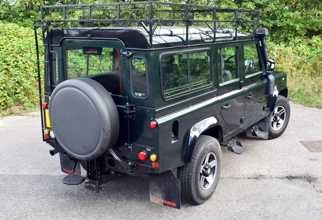 2001 Land Rover Defender 110 - Image 6 of 30