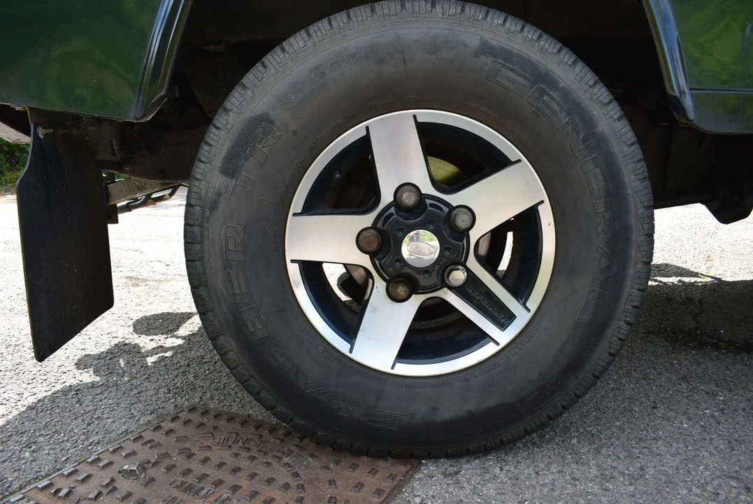 2001 Land Rover Defender 110 - Image 18 of 30