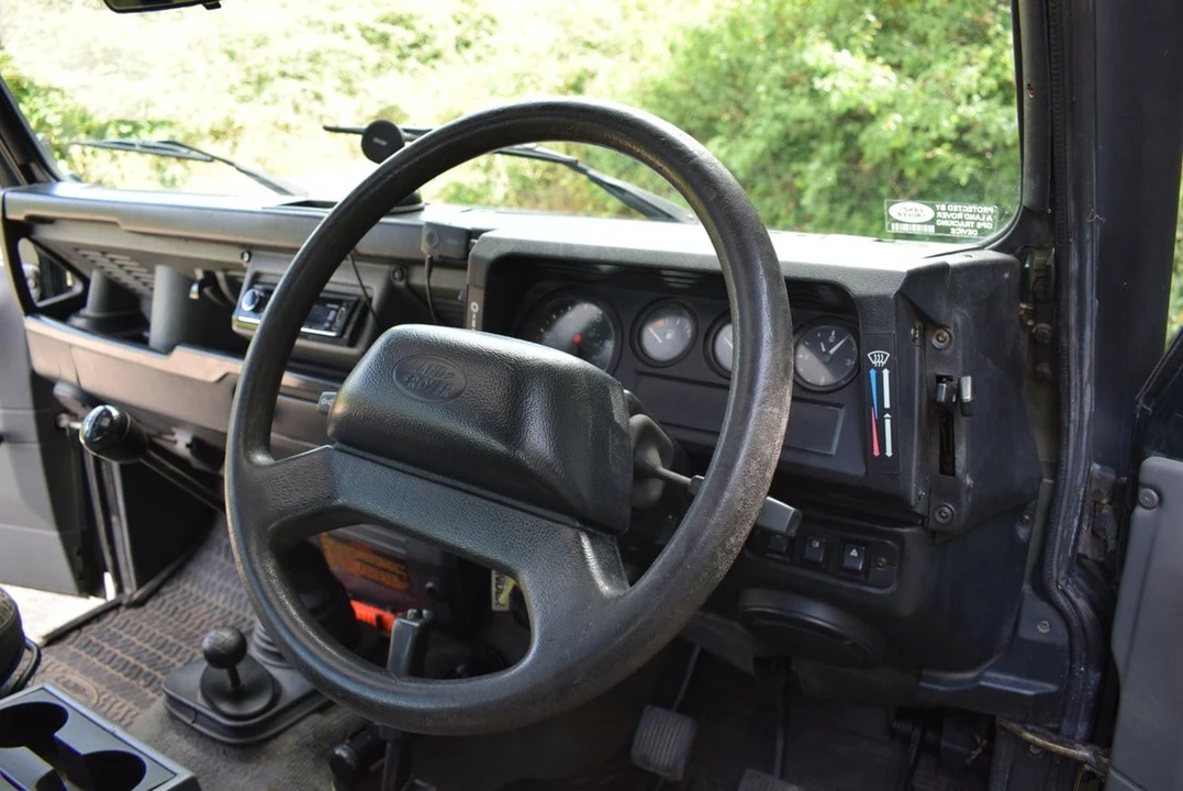 2001 Land Rover Defender 110 - Image 20 of 30