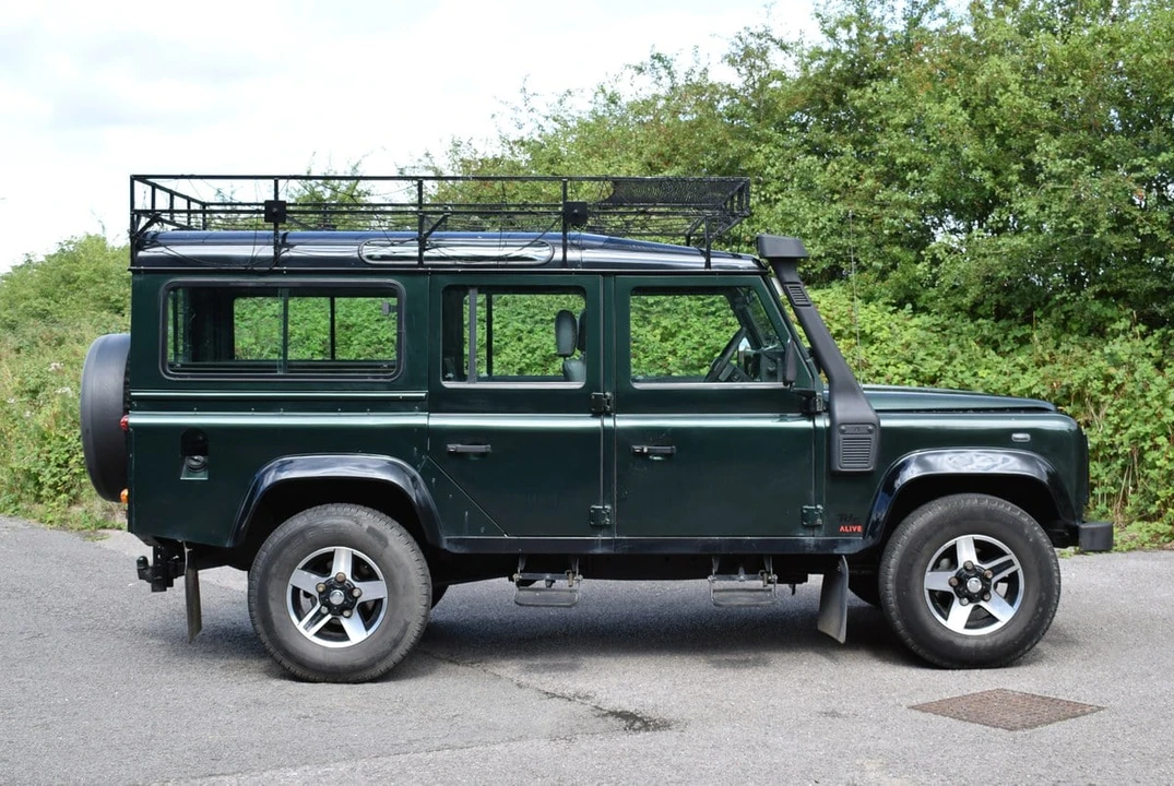 2001 Land Rover Defender 110 - Image 10 of 30