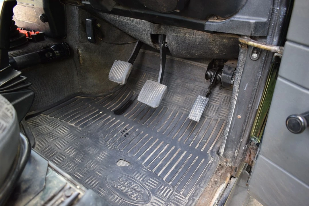 2001 Land Rover Defender 110 - Image 23 of 30