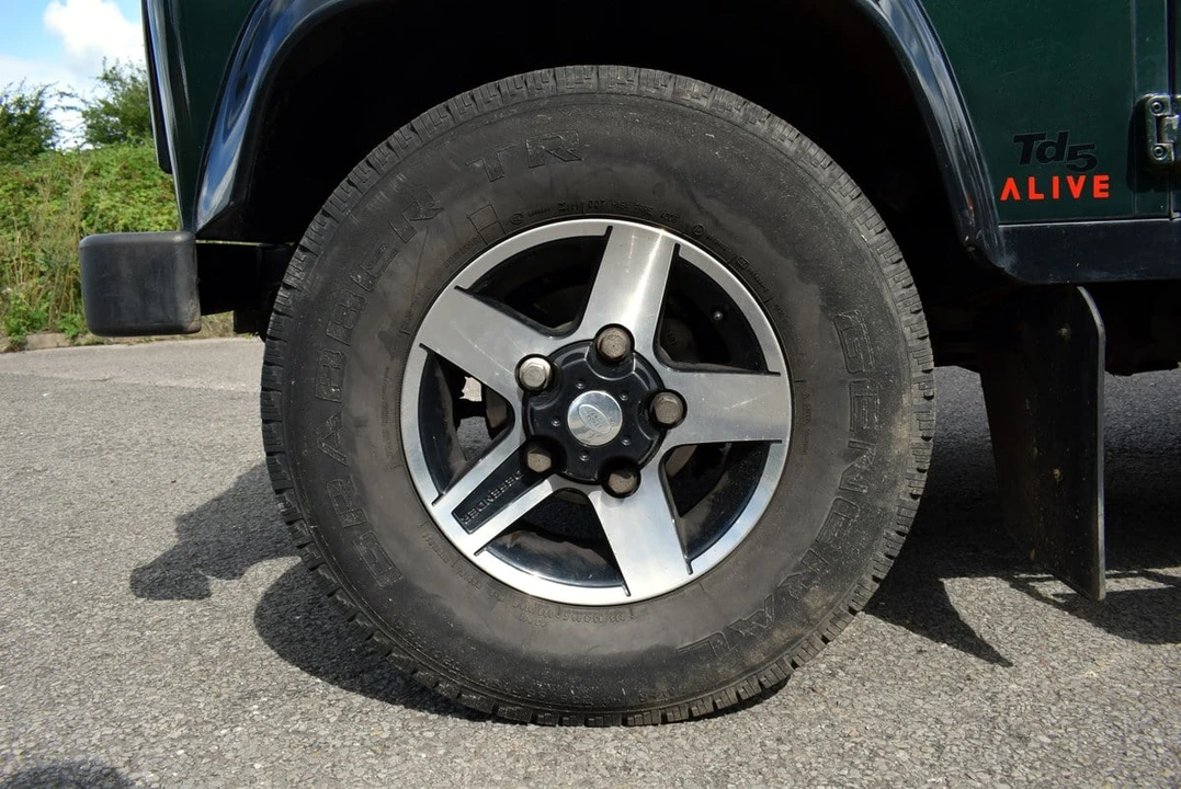 2001 Land Rover Defender 110 - Image 17 of 30