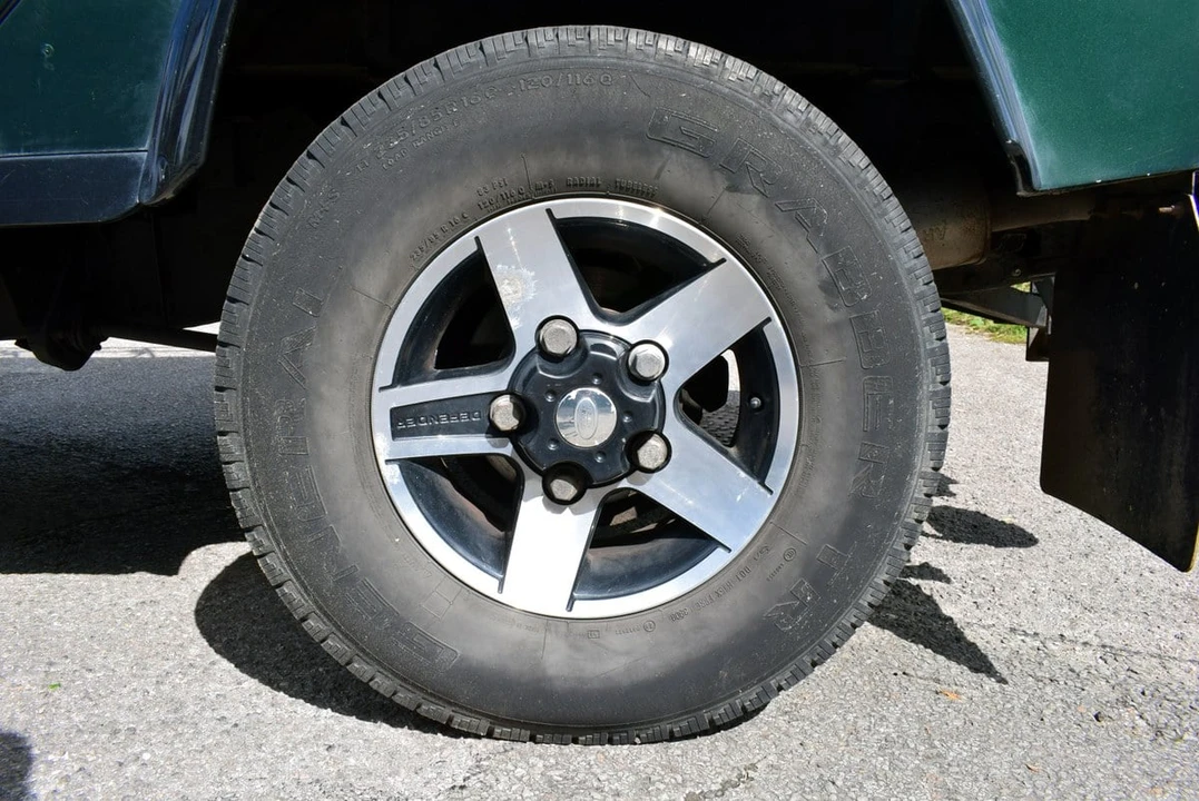 2001 Land Rover Defender 110 - Image 16 of 30