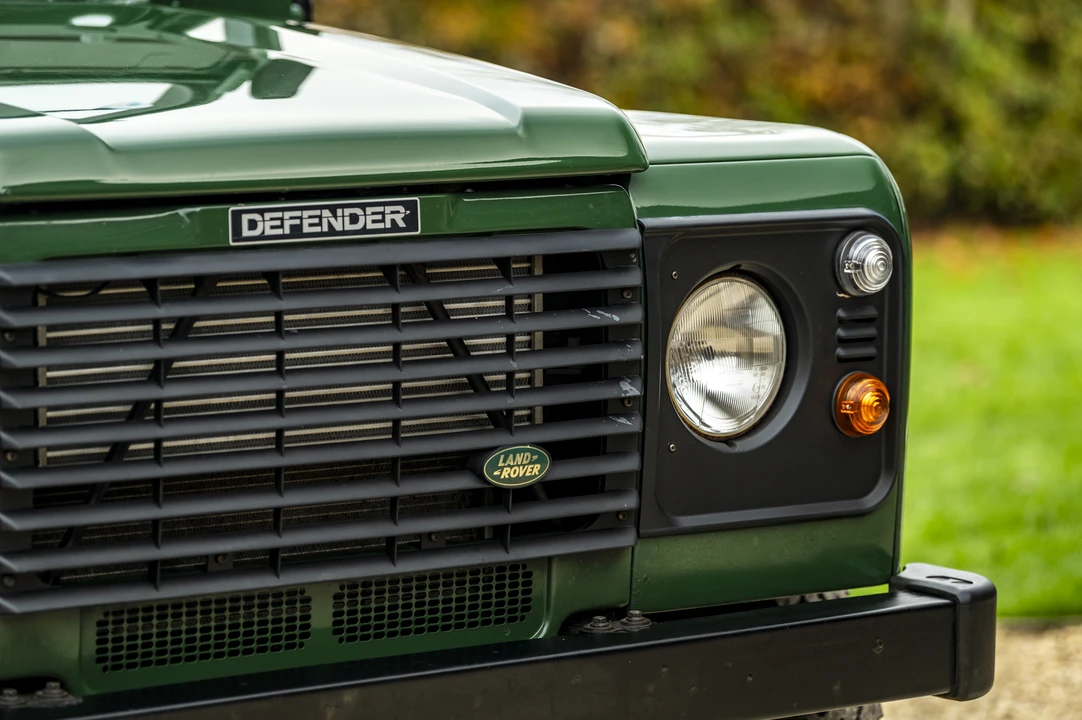 2001 Land Rover Defender 110 - Image 19 of 31
