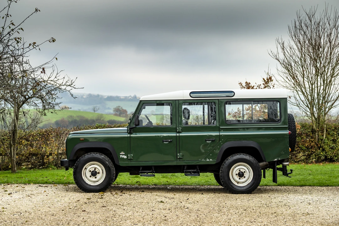 2001 Land Rover Defender 110 - Image 5 of 31