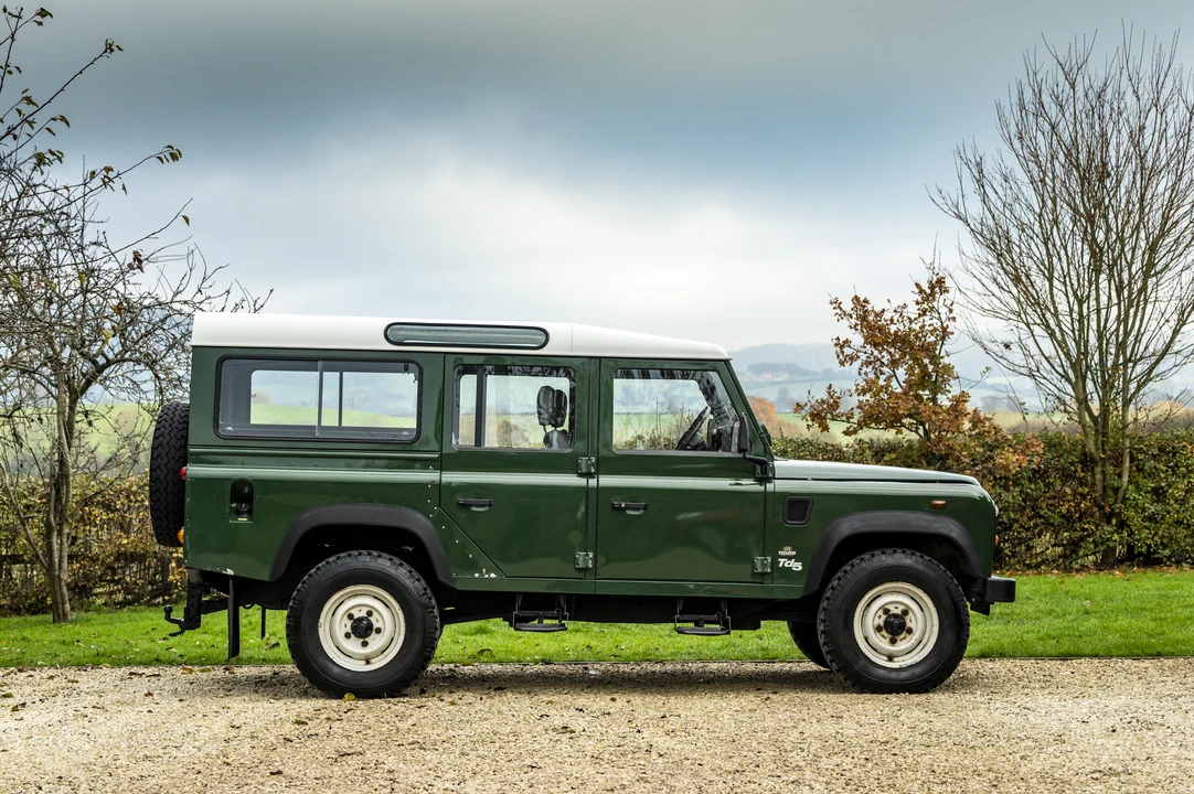 2001 Land Rover Defender 110 - Image 9 of 31
