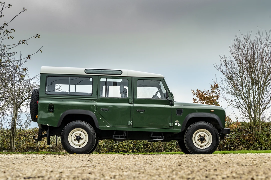 2001 Land Rover Defender 110 - Image 17 of 31
