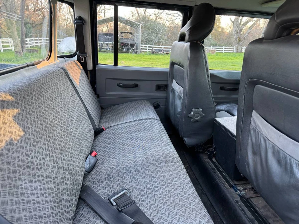 2001 Land Rover Defender 130 - Image 17 of 23