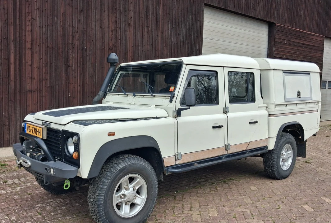 2001 Land Rover Defender 130 - Image 3 of 31