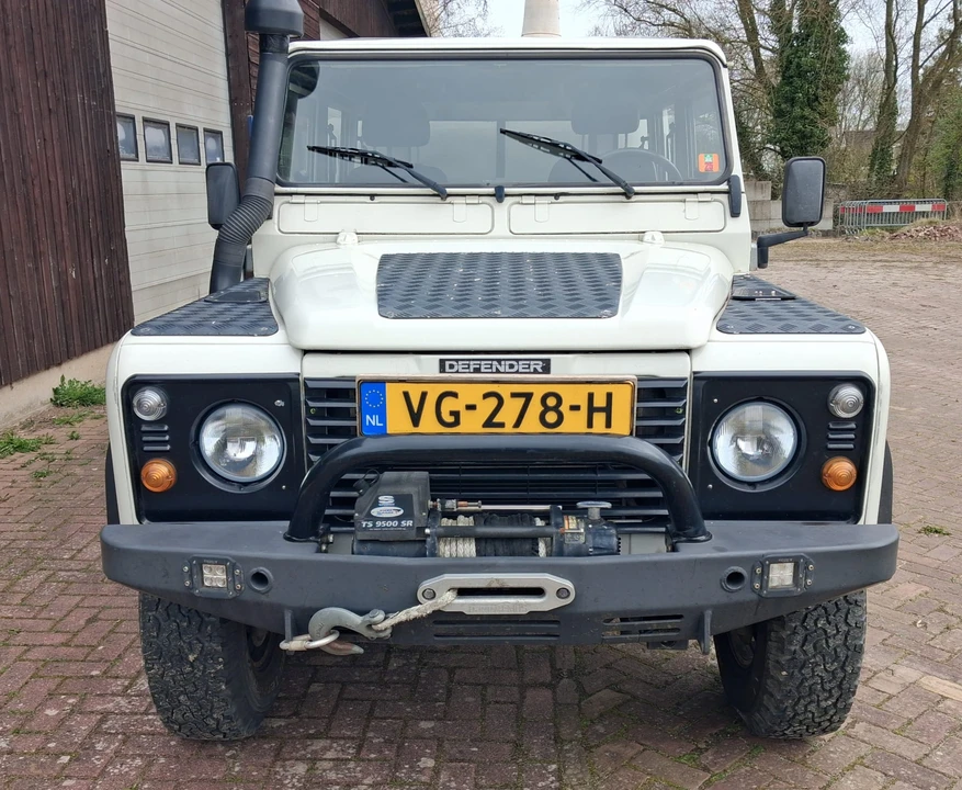 2001 Land Rover Defender 130 - Image 6 of 31