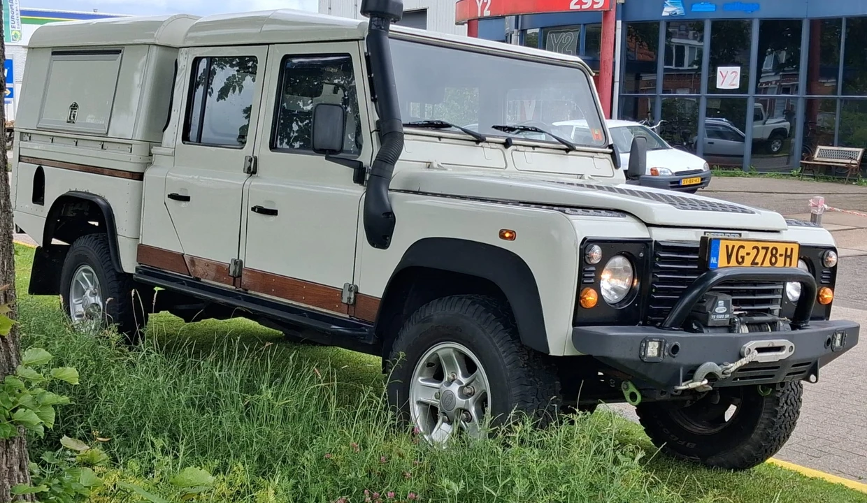 2001 Land Rover Defender 130 - Image 10 of 31
