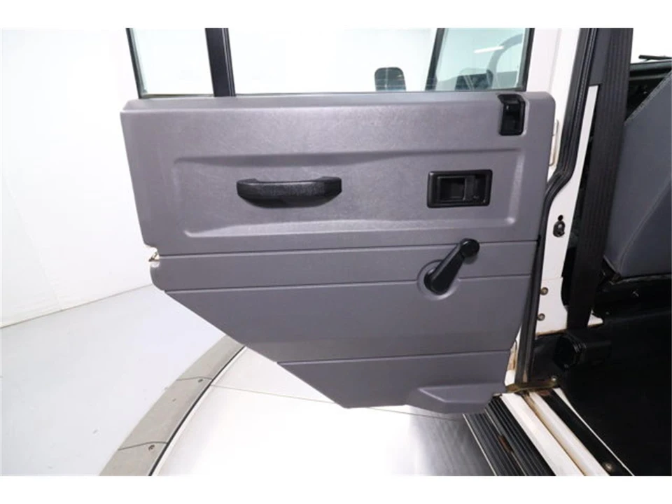 2001 Land Rover Defender - Image 23 of 31
