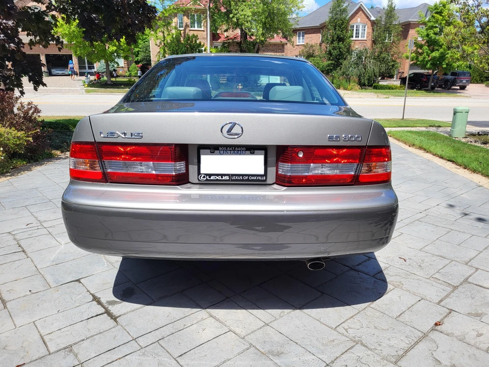 2001 Lexus ES 3rd Gen - Image 11 of 31