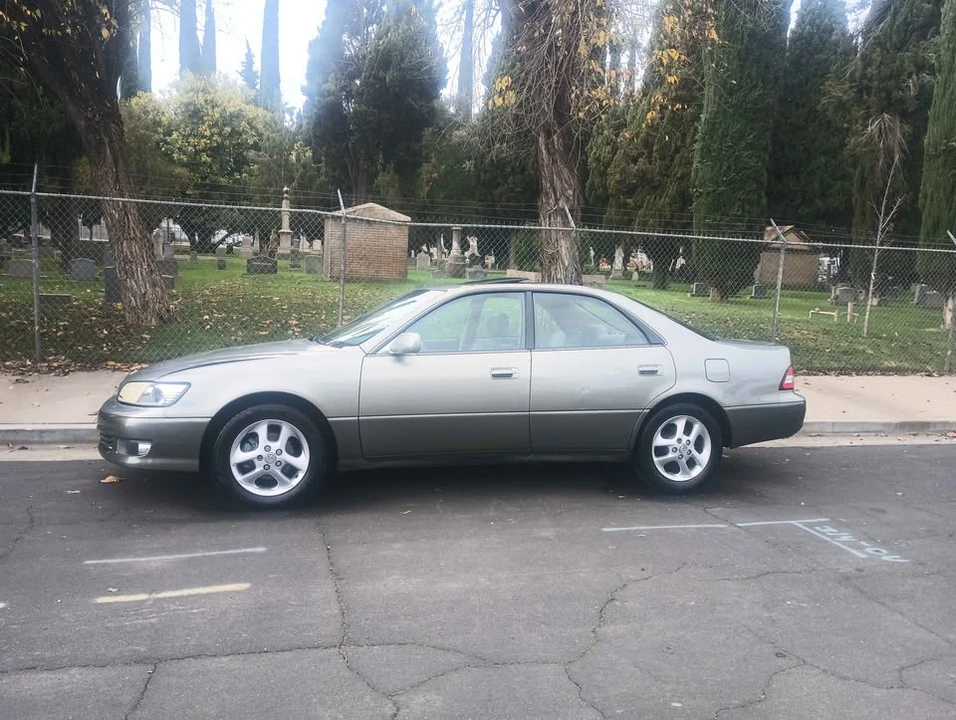 2001 Lexus ES 3rd Gen - Image 2 of 14
