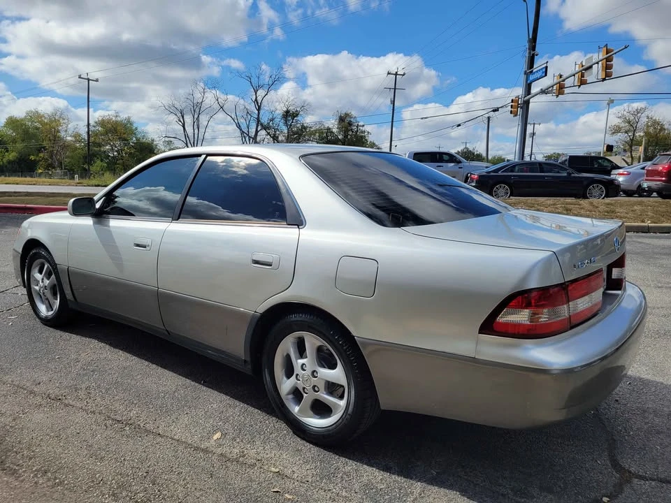 2001 Lexus ES 3rd Gen - Image 2 of 5