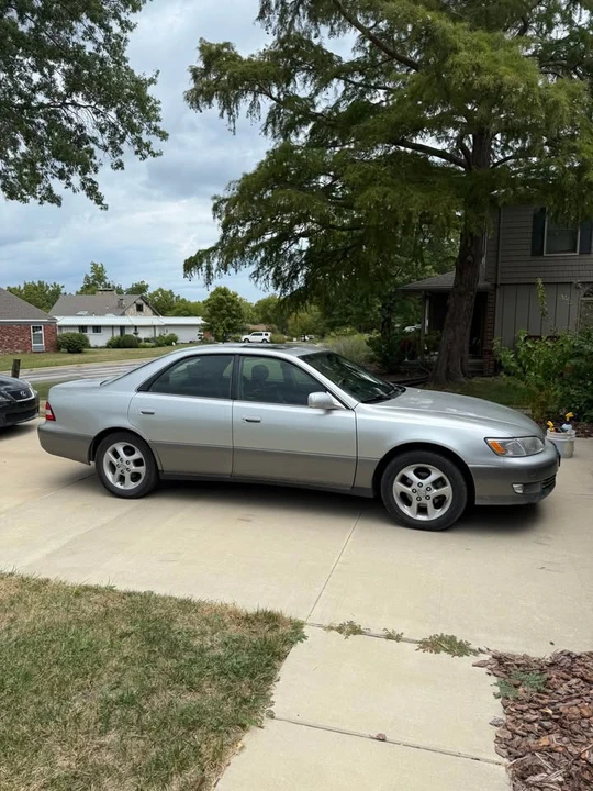 2001 Lexus ES 3rd Gen - Image 2 of 11