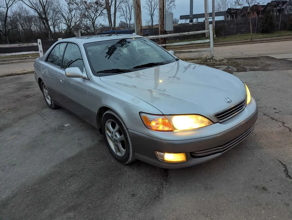 2001 Lexus ES 3rd Gen - Image 2 of 16