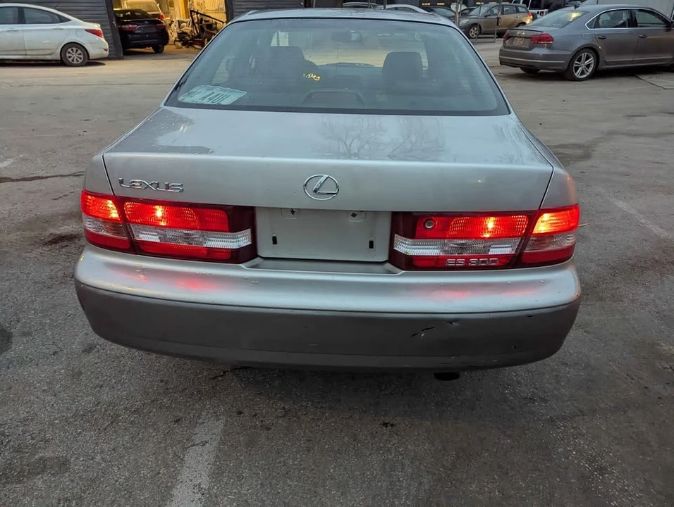 2001 Lexus ES 3rd Gen - Image 4 of 16