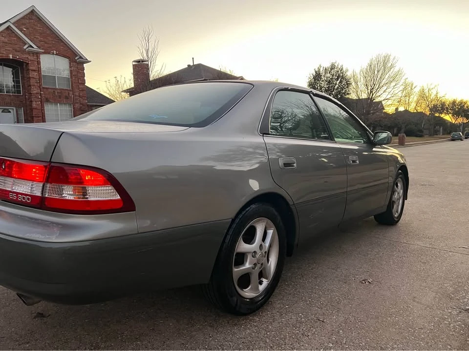 2001 Lexus ES 2nd Gen - Image 5 of 9