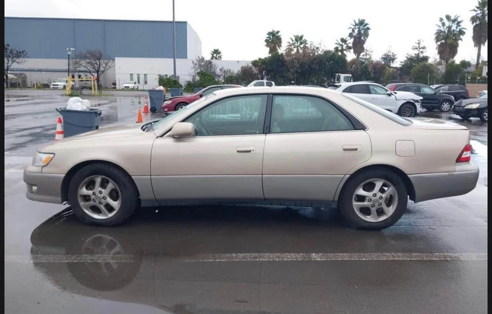 2001 Lexus ES 3rd Gen - Image 11 of 13