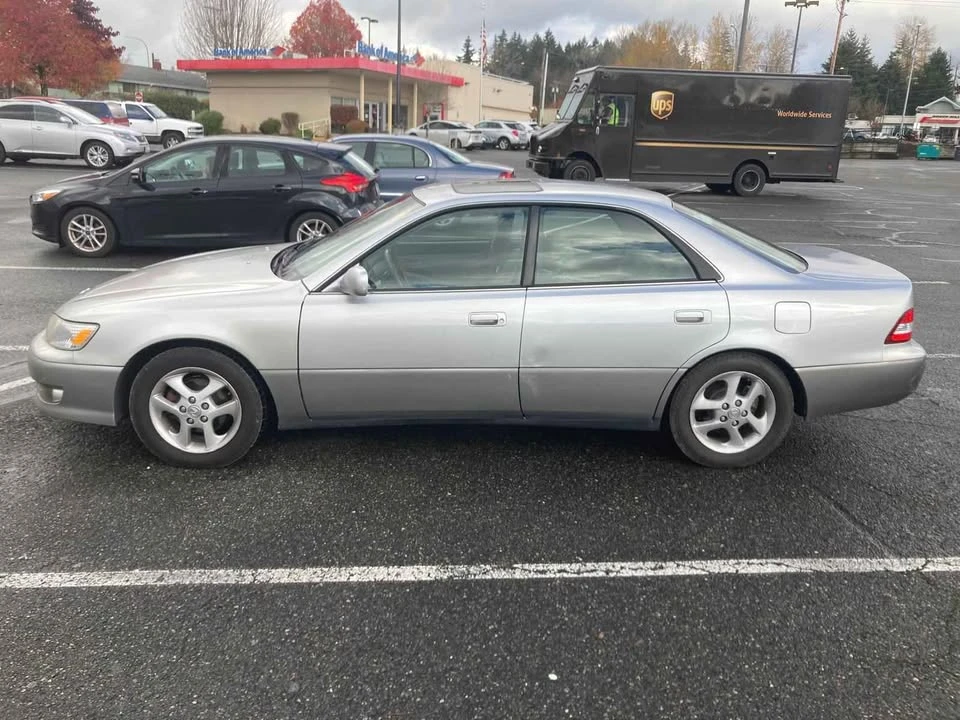 2001 Lexus ES 3rd Gen - Image 9 of 12