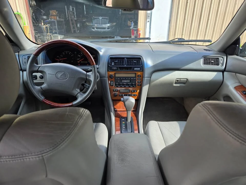 2001 Lexus ES 3rd Gen - Image 12 of 13