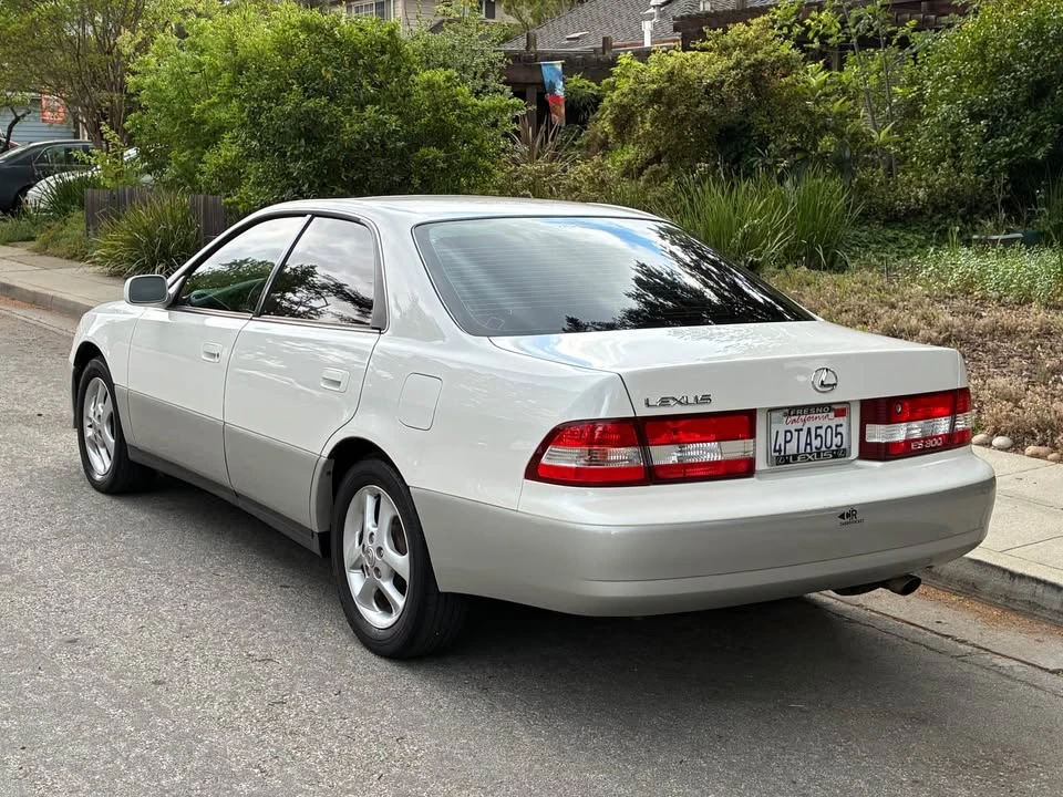 2001 Lexus ES 3rd Gen - Image 5 of 10