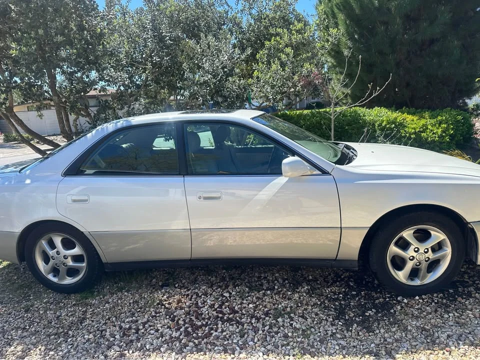 2001 Lexus ES 3rd Gen - Image 2 of 3
