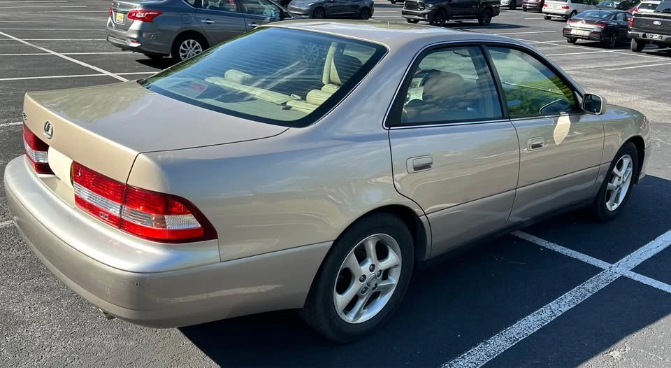 2001 Lexus ES 3rd Gen - Image 3 of 11