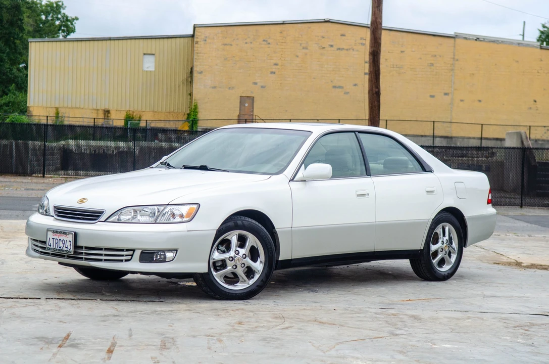 2001 Lexus ES 3rd Gen - Image 2 of 31