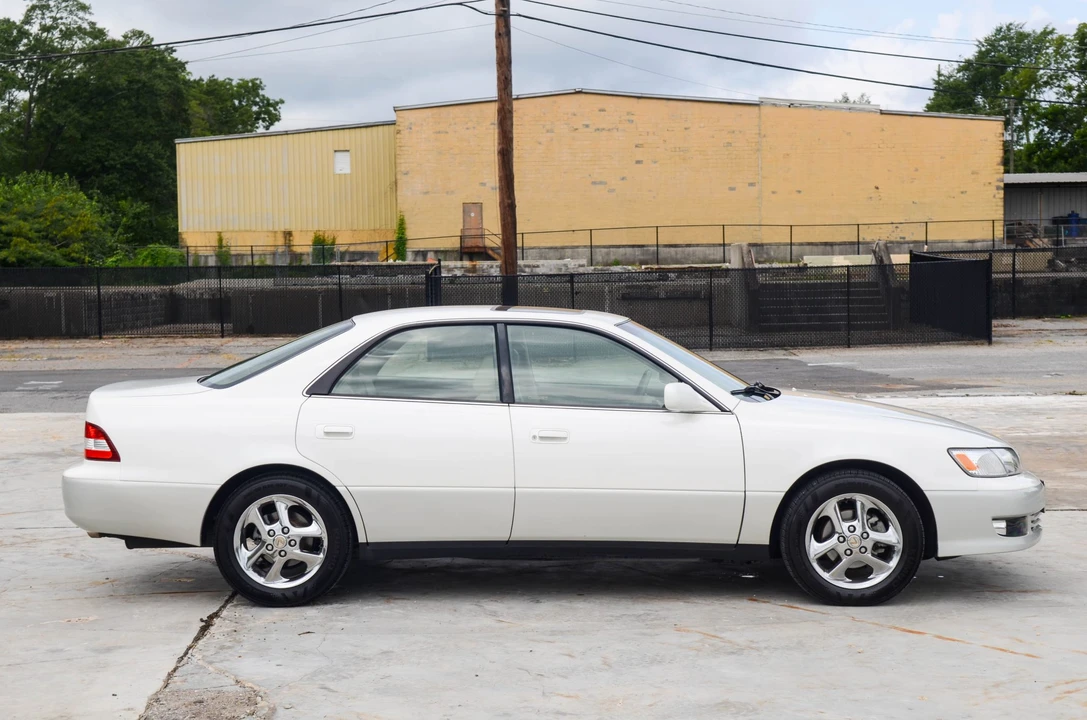 2001 Lexus ES 3rd Gen - Image 15 of 31