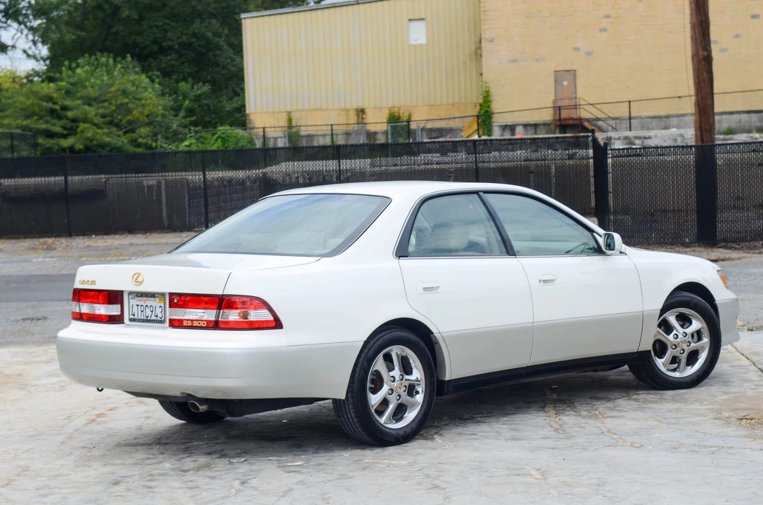 2001 Lexus ES 3rd Gen - Image 17 of 31