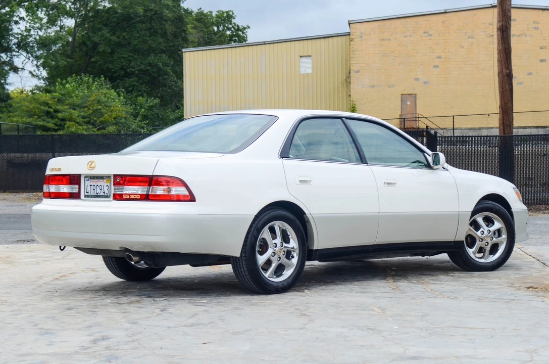 2001 Lexus ES 3rd Gen - Image 18 of 31