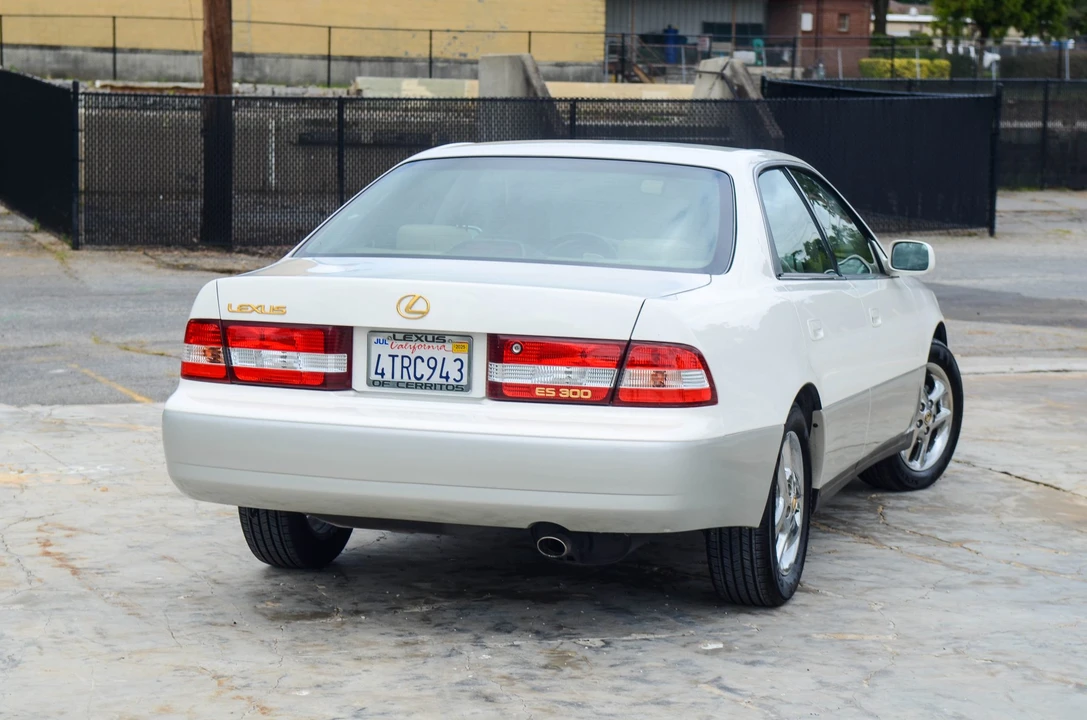 2001 Lexus ES 3rd Gen - Image 19 of 31