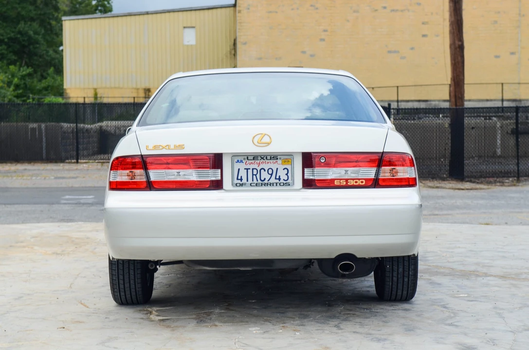 2001 Lexus ES 3rd Gen - Image 21 of 31