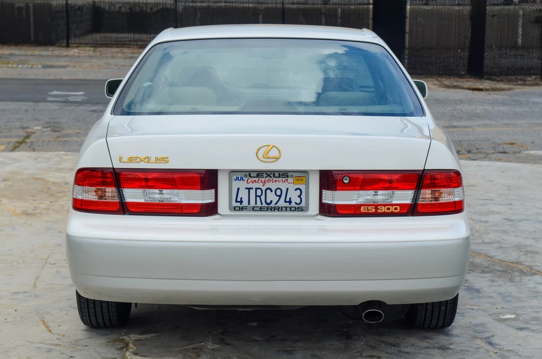 2001 Lexus ES 3rd Gen - Image 22 of 31