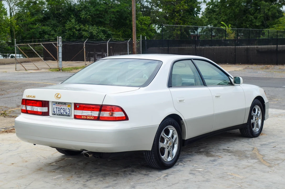 2001 Lexus ES 3rd Gen - Image 23 of 31