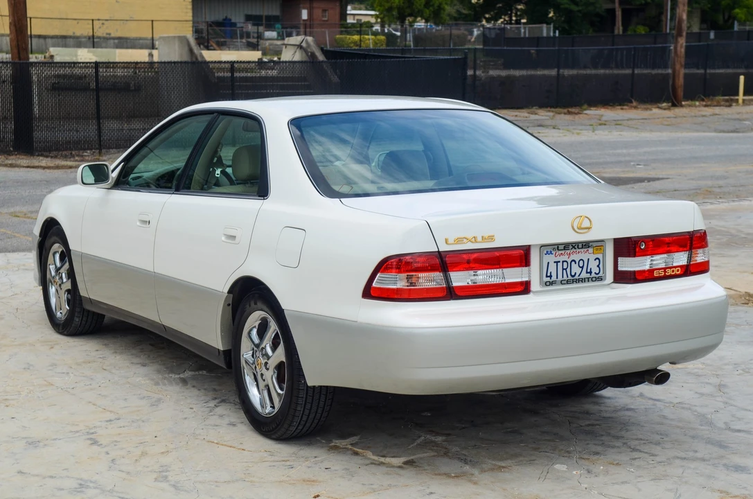 2001 Lexus ES 3rd Gen - Image 24 of 31