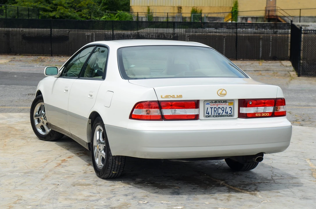 2001 Lexus ES 3rd Gen - Image 25 of 31