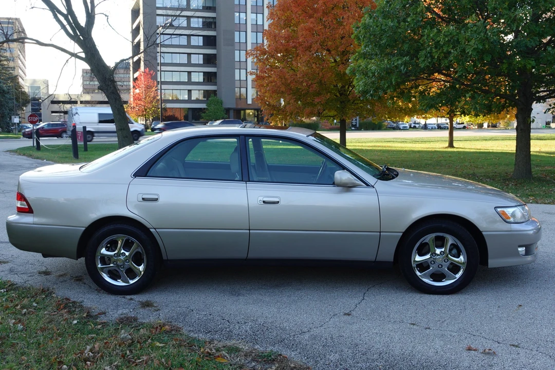 2001 Lexus ES 3rd Gen - Image 9 of 31