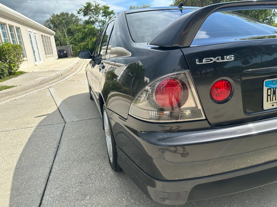 2001 Lexus IS 1st Gen - Image 23 of 31