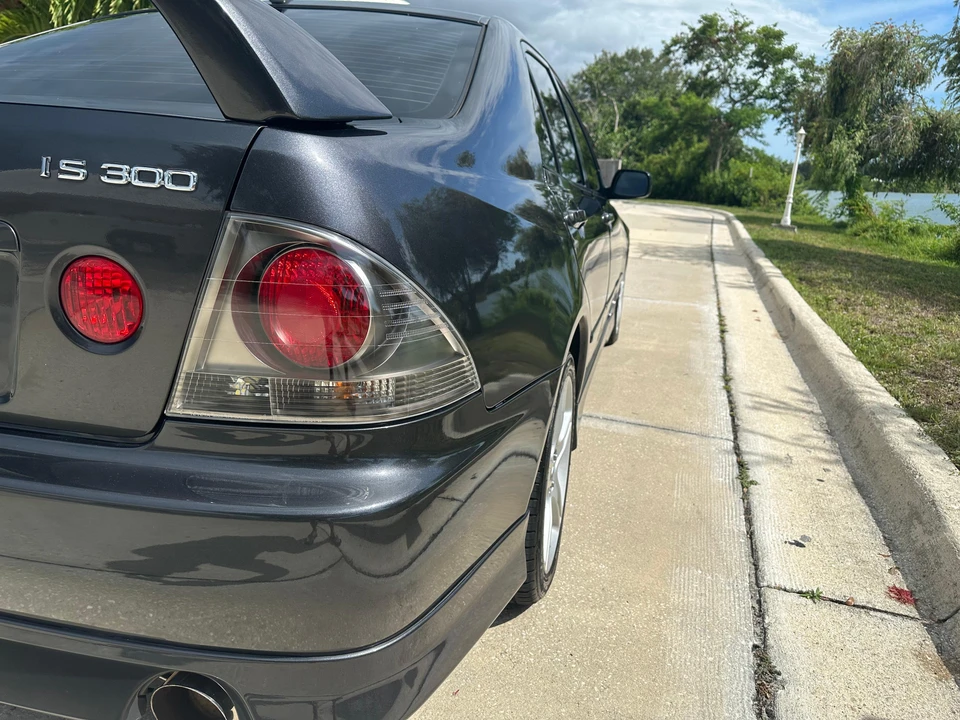 2001 Lexus IS 1st Gen - Image 25 of 31