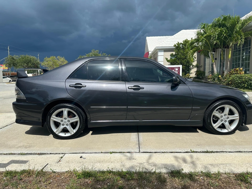 2001 Lexus IS 1st Gen - Image 17 of 31