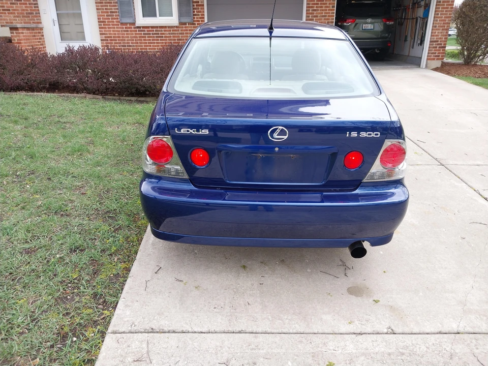 2001 Lexus IS 1st Gen - Image 11 of 31