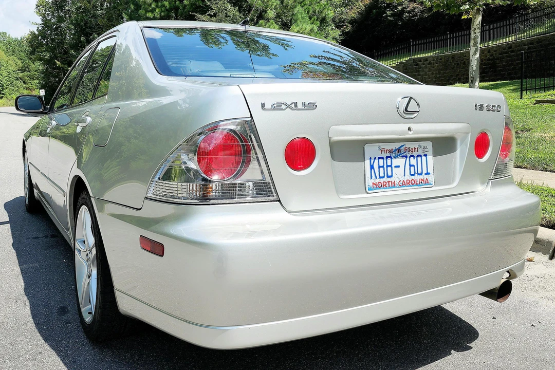 2001 Lexus IS 1st Gen - Image 15 of 31